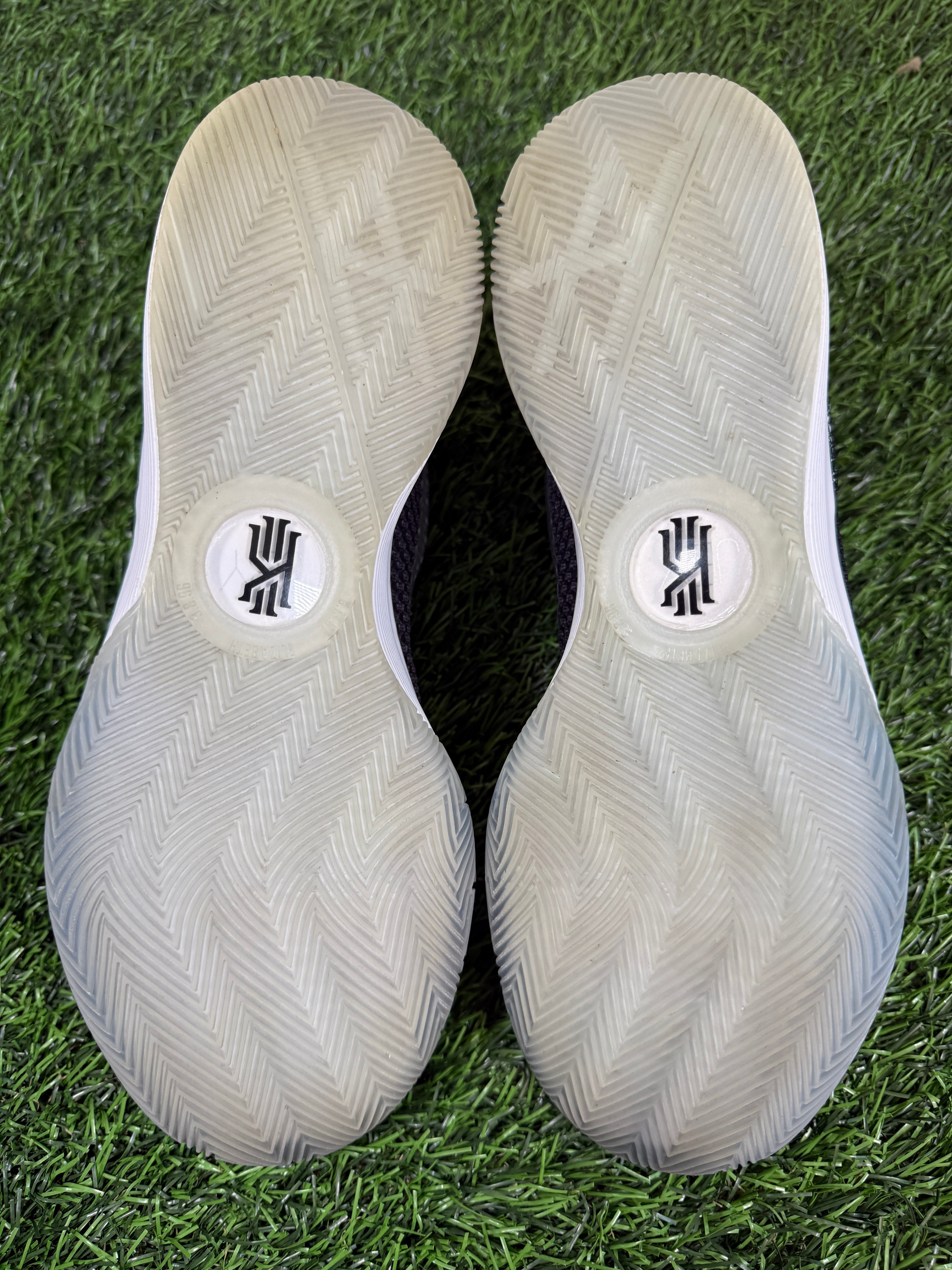 Kyrie 1 ID “Oreo” (Size 9)-Mase Kicks