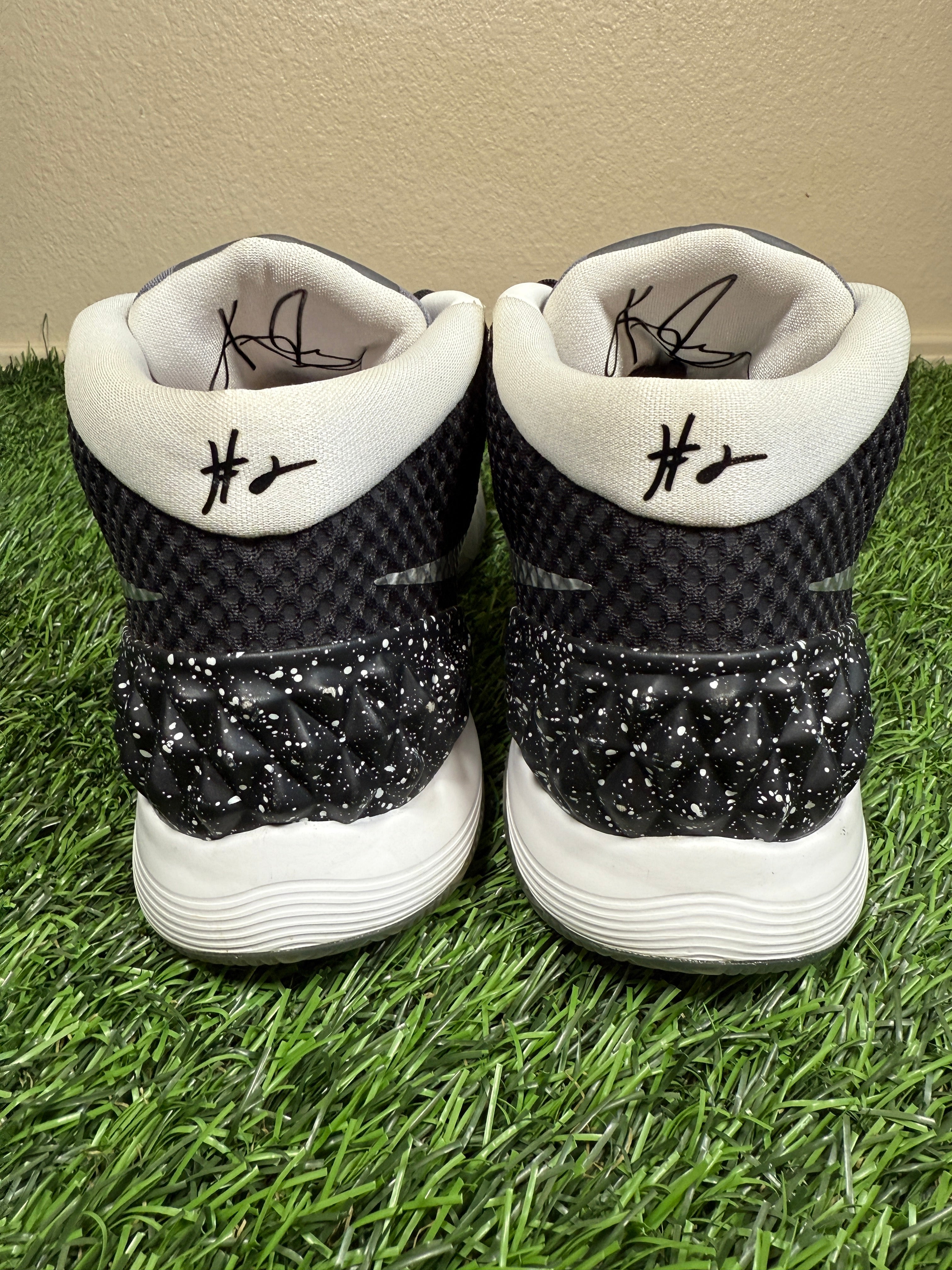 Kyrie 1 ID “Oreo” (Size 9)-Mase Kicks